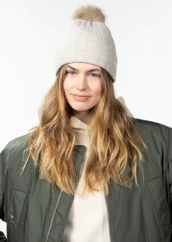 Augustia Beanie Damenmütze mit Bommel