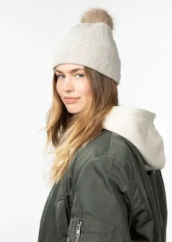 Augustia Beanie Damenmütze mit Bommel
