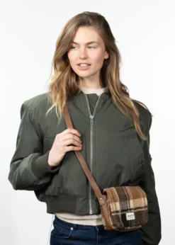 Bugbane Shoulderbag Kunstfell‑Schultertasche