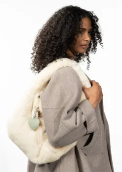 Djupa Handbag Kunstfell‑Handtasche