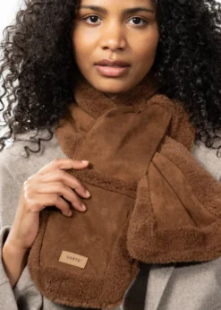 Kegalle Scarf Schal aus Lammfellimitat