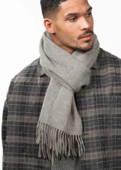 Kristjen Scarf Unisex-Schal mit Fransen