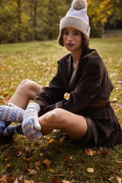 Nakarah Beanie Damenmütze mit Bommel und Winterprint